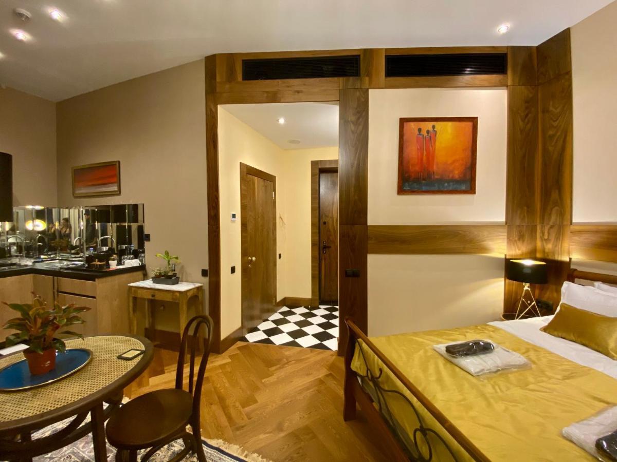 Apartment Luxury @ Axis Towers In Heart Of *