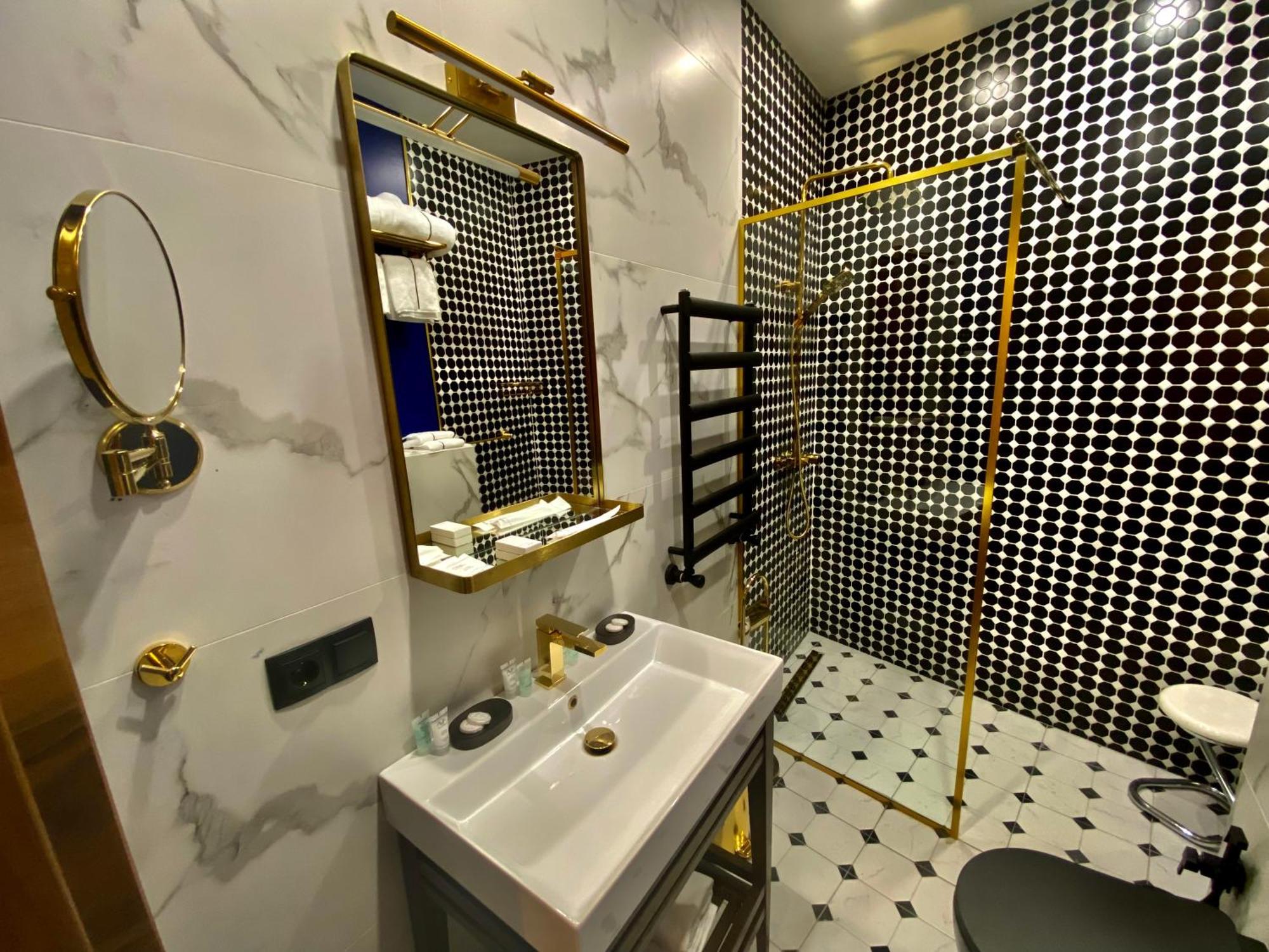 Luxury @ Axis Towers In Heart Of *