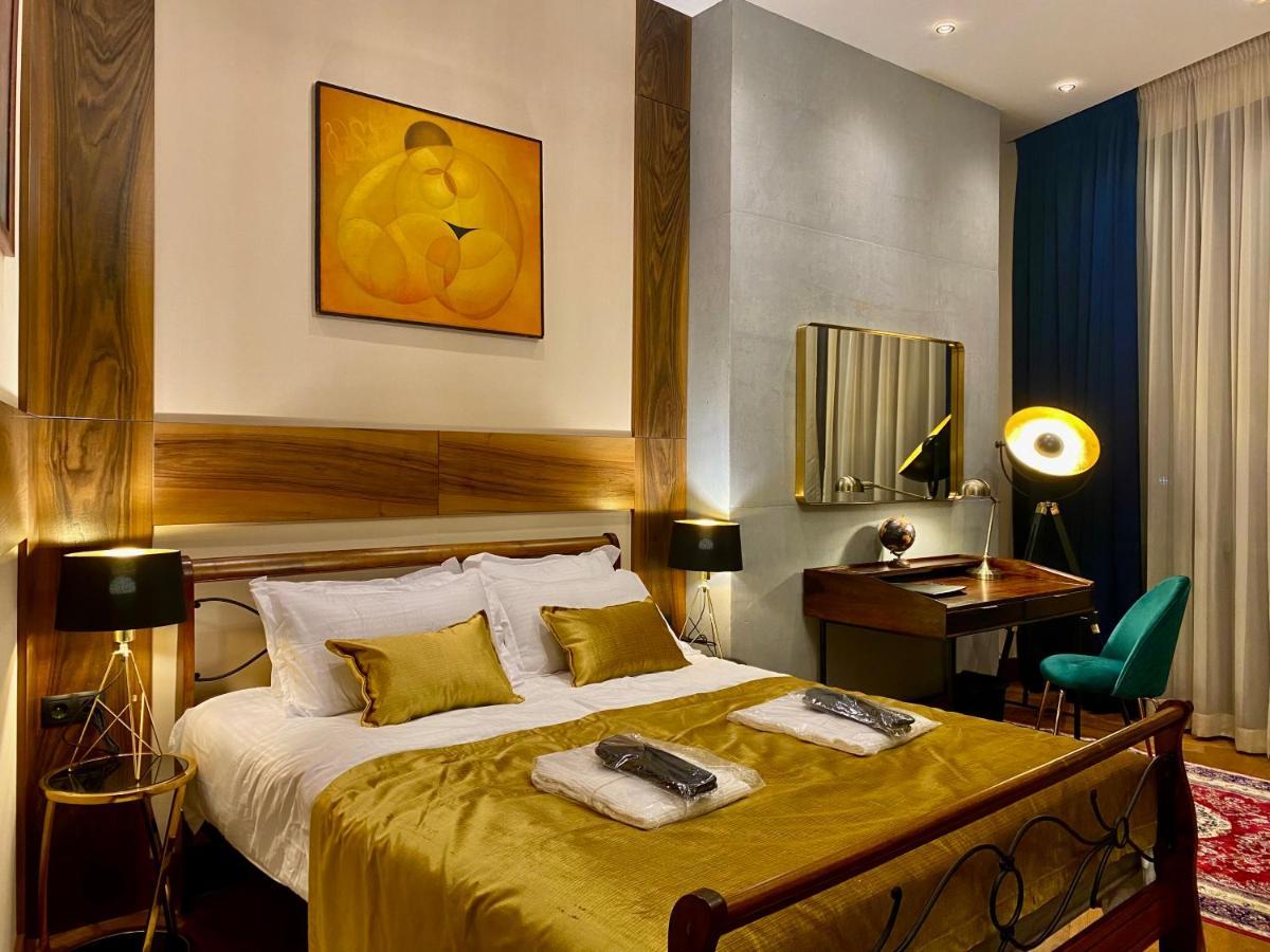 Luxury @ Axis Towers In Heart Of *